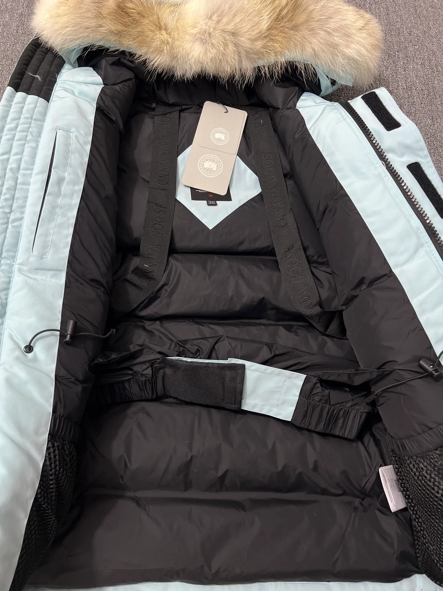 P780 🆕 Top original version, supports chip sensor with handbag 𝗖𝗮𝗻𝗮𝗱𝗮 𝗚𝗼𝘀𝗲 / 🇨🇦 Canada Goose 08 Down Jacket ⚠️ Partners who have been cooperating with us in the past few years know that no matter what is produced outside, our pure genuine trading company ships ❗️ After the test of time, we have received rave reviews. You can compare the market products with us. If you are not satisfied, you can return it at will. You are also welcome to come to ZG to see it and then come to my home to buy‼  1⃣️ The filling is 80% white duck down, with a weight of 500g. Regarding the down content, you can feel it with your hands. Good down has no embarrassment and can be called a walking duvet! 2⃣️ The fabric is made of Feather-Light 10D waterproof coating fabric, which is made of 84.5 polyester fiber and 15.5 cotton. The surface is treated with a special Teflon protective coating produced by DuPont to prevent wind and splash water, and makes the clothing anti-pollution and long-lasting new features! 3⃣️ One-piece seamless cuffs, 13cm official length, all seals are stamped, and all the inner liner is hemmed. The overcoat means sewing all the inner liner once. On the one hand, it is to prevent the velvet from running off, and on the other hand, it can keep the stiffness of the clothes! 4⃣️ Original Yoshida Kogyo Kabushikigaisha zipper, top-grade zinc alloy electroplated zipper with the highest specifications, using precise Japanese craftsmanship, raw materials and management methods. Each zipper can withstand 100,000+ openings and closings 5⃣️ The detachable fur collar is made of top-grade imported wolf fur, which is not comparable to the loose and soft raccoon fur and fake fur on the market. It is a natural Siberian coyote fur collar. The delicate and strong feel is the sense of life that comes from the erosion of wind and frost in nature. 6⃣️ Main logo double-thread 9-needle locking stranded embroidery, electronic digital automatic embroidery, maple leaves with sharp edges. Size: XS-XXL Color: black, off-white, graphite gray, sapphire blue Dark Blue Pink Azure Graphite Gray Black Label Shoulder Width Chest Sleeve Length Clothes Length Recommended Weight kg 67 87 80-90 2XL 58 136 69 89 90-105